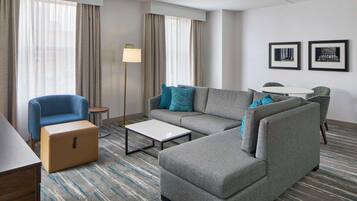 Een 43-inch flatscreentelevisie met kabelzenders en televisie