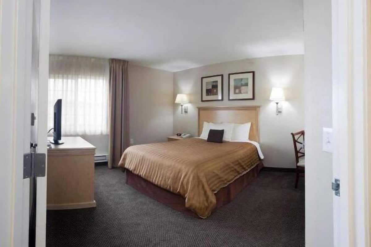1 bedroom, in-room safe, desk, iron/ironing board