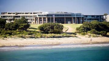 Accommodatie ligt op het strand, wit zand