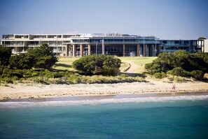 On the beach, white sand - Wyndham Resort Torquay (Torquay)