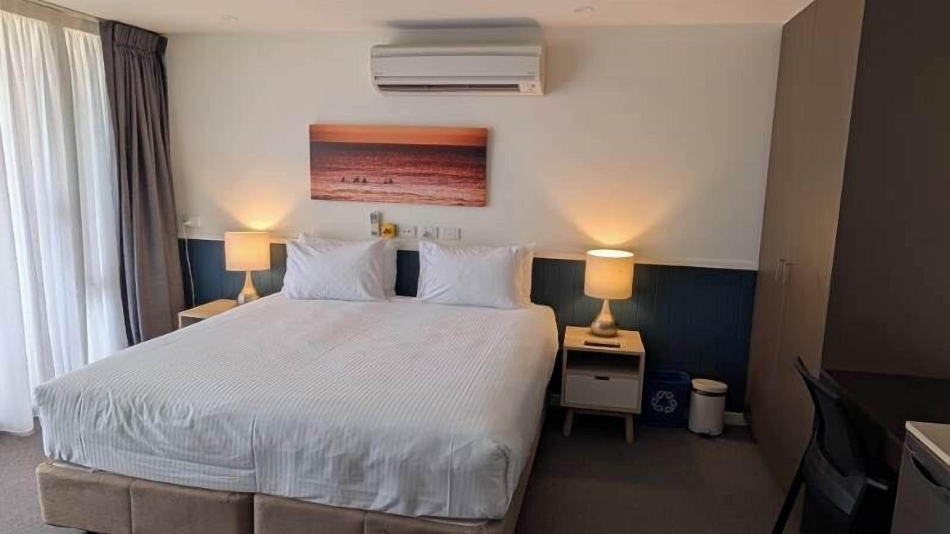 标准房 | 客房内保险箱、特色装修、特色家居、办公桌