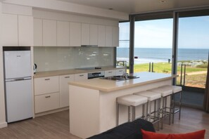 Deluxe One Bedroom Apartment - Ocean View | Private kitchen