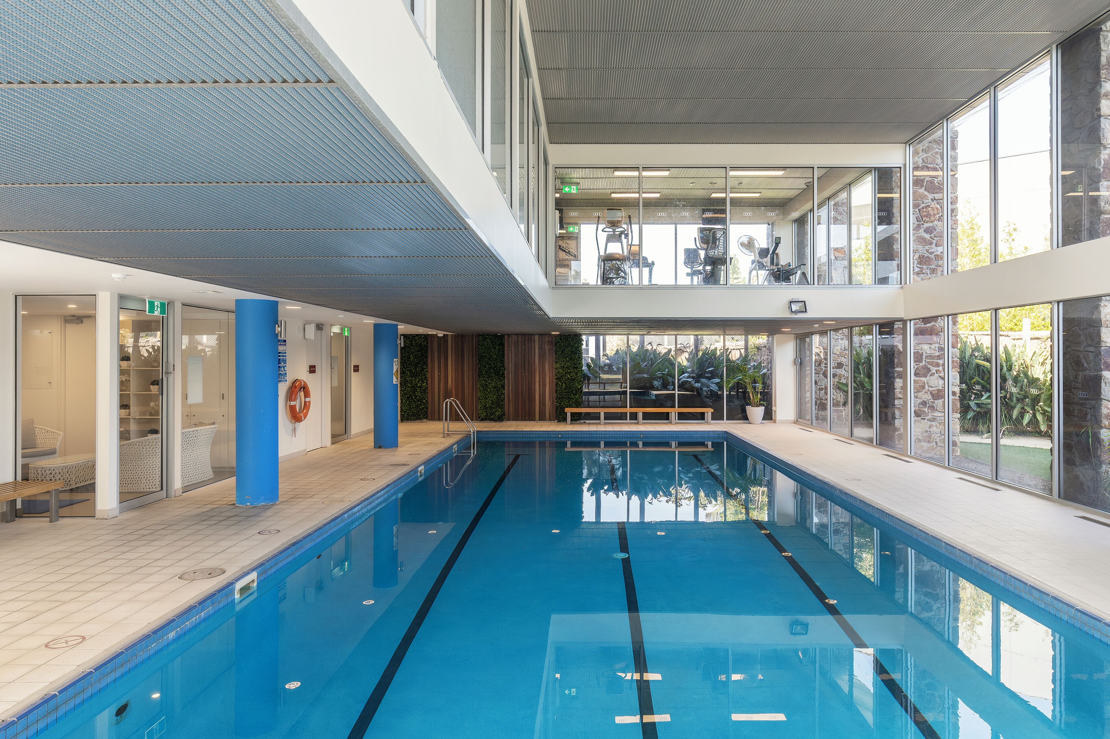 Piscine couverte, 2 piscines extérieures, chaises longues