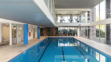 Innenpool, 2 Außenpools, Liegestühle