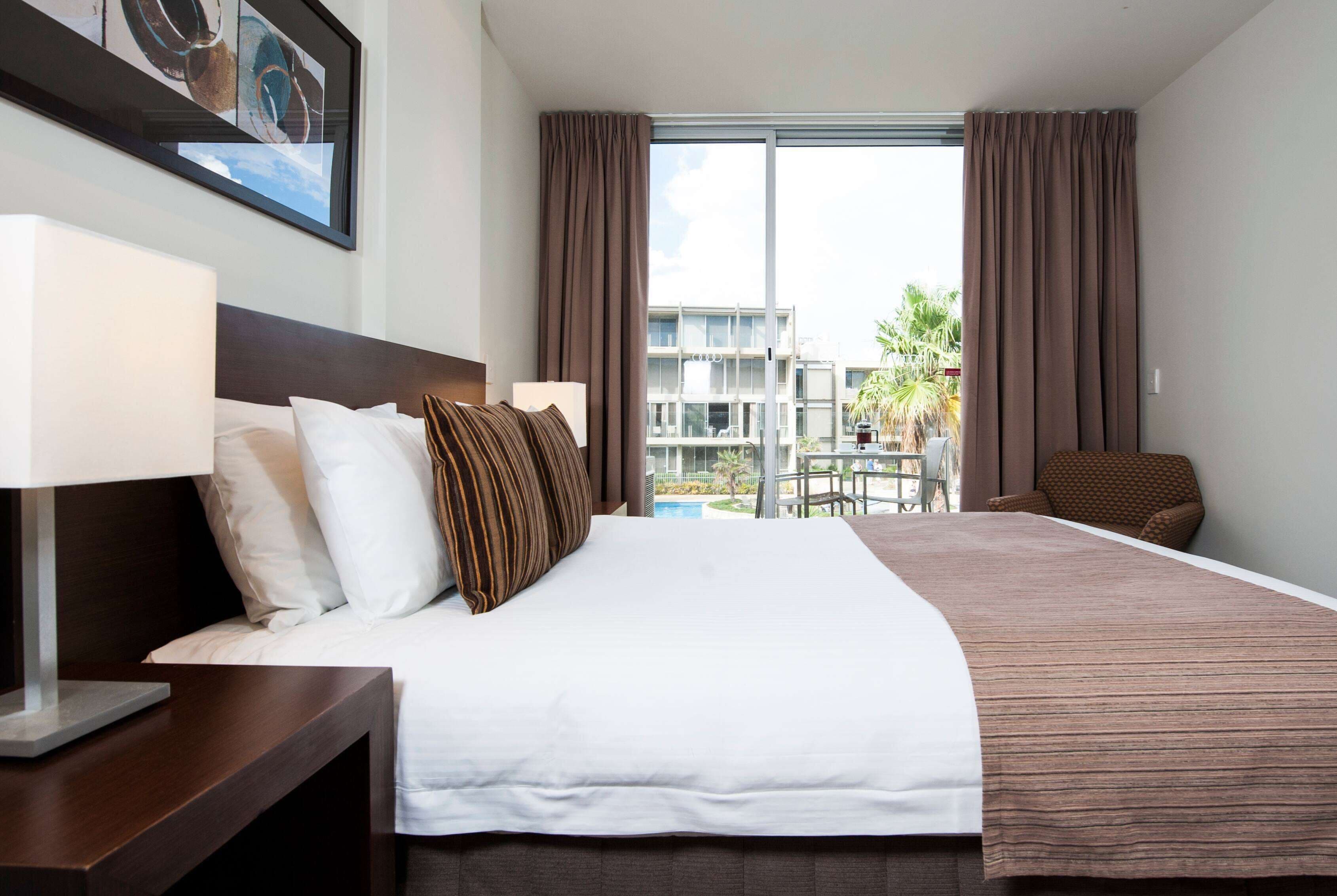 客房内保险箱、特色装修、特色家居、办公桌