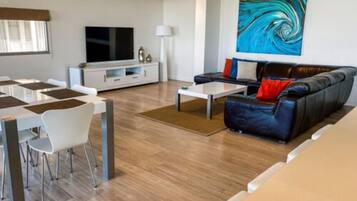 Deluxe One Bedroom Apartment - Ocean View | In-room safe, individually decorated, individually furnished, desk