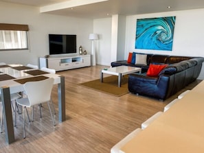 Deluxe One Bedroom Apartment - Ocean View | In-room safe, individually decorated, individually furnished, desk - Wyndham Resort Torquay (Torquay)
