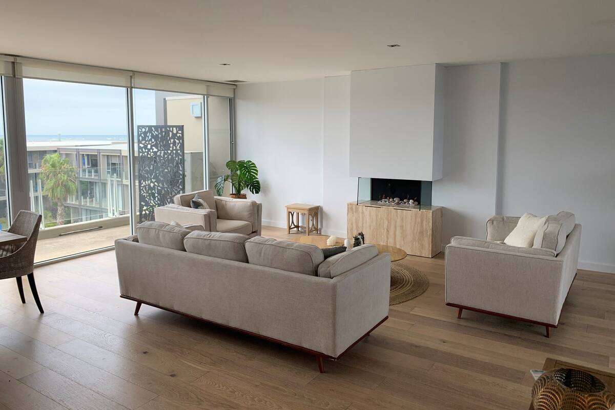 Deluxe Three Bedroom Apartment | 거실 공간 | LCD TV