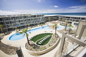 Una piscina techada, 2 piscinas al aire libre