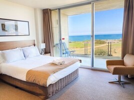 Deluxe One Bedroom Apartment - Ocean View | In-room safe, individually decorated, individually furnished, desk