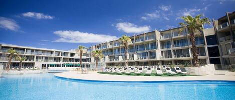 Innenpool, 2 Außenpools, Liegestühle