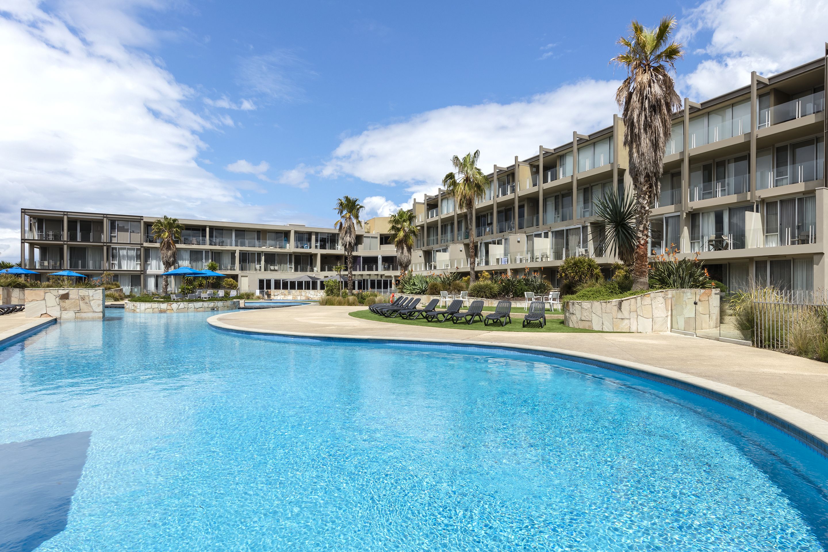 Innendørsbasseng, 2 utendørsbassenger og solsenger