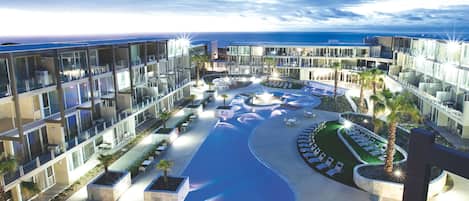 Una piscina techada, 2 piscinas al aire libre