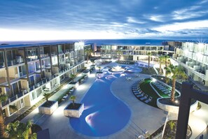 Una piscina techada, 2 piscinas al aire libre