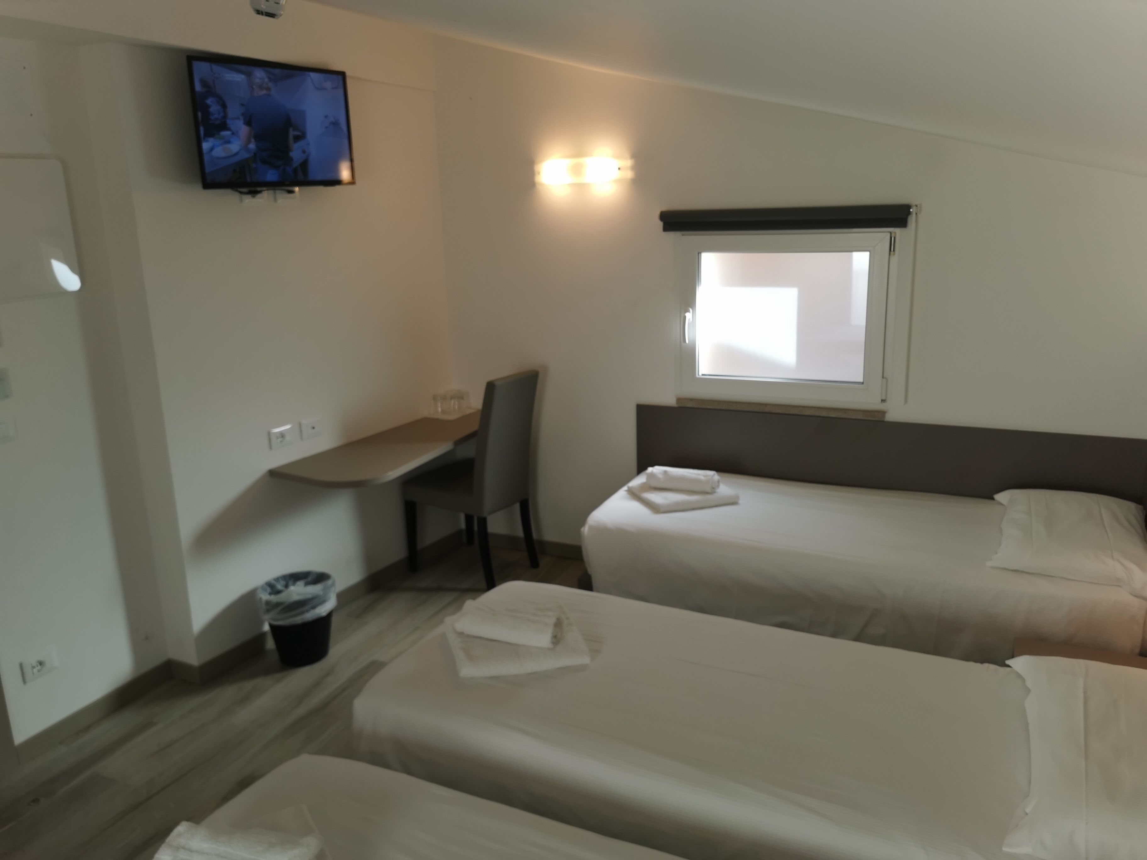 Standard Triple Room | In-room safe, desk, blackout drapes, bed sheets