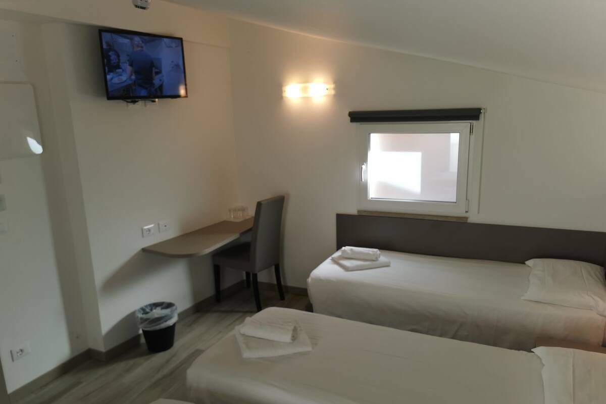 Kamar Triple Keluarga | Brankas, meja kerja, tirai kedap cahaya, dan seprai linen