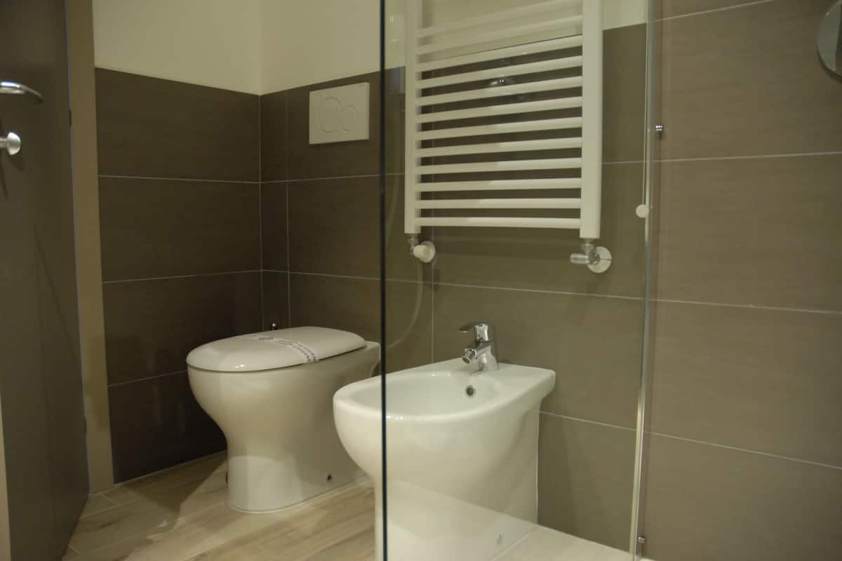Shower, free toiletries, hair dryer, towels