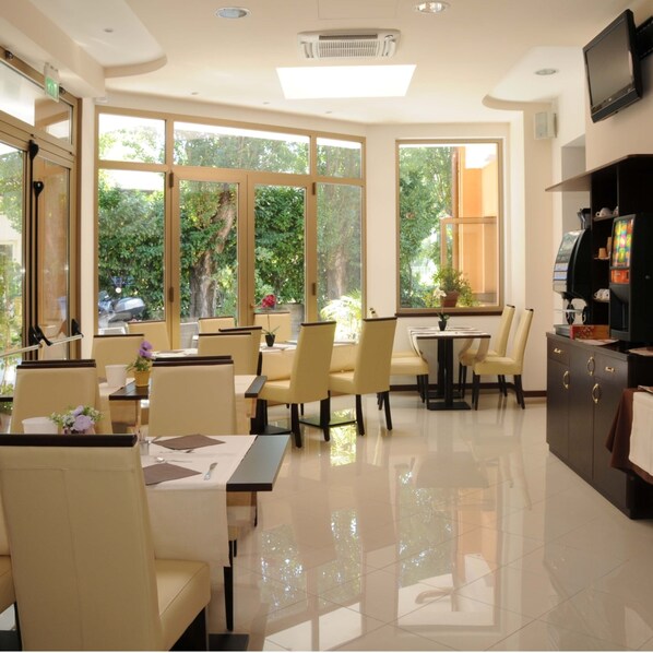 Serves breakfast and happy hour