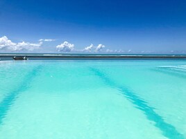 Na praia, espreguiçadeiras, toalhas de praia 