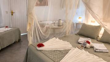 Familiekamer (QDP) | Een minibar, een kluis op de kamer, beddengoed