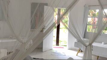 Minibar, caja de seguridad en la habitación y ropa de cama