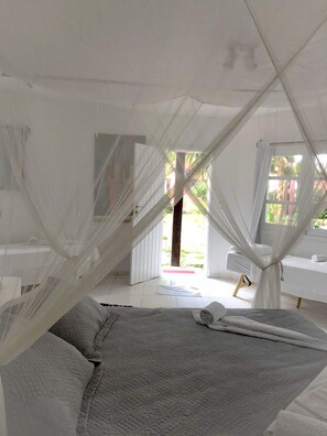 Minibar, caja de seguridad en la habitación y ropa de cama