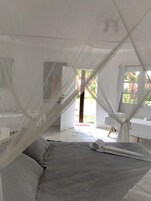 Quarto quádruplo clássico (QDP) | Frigobar, cofres nos quartos, roupa de cama