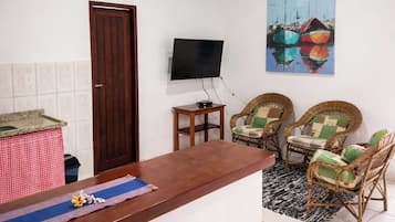 Chalé (Master) | Área de estar | TV LCD 32 polegadas com canais a cabo, TV