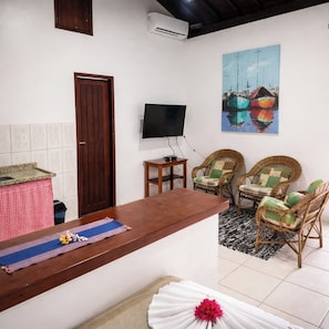 Chalet (Master) | Living area | 32-inch LCD TV with cable channels, TV - Arraial Praia Hotel Pousada (Porto Seguro)