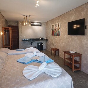 Habitación clásica, vista al mar (TPL) | Minibar, caja de seguridad en la habitación y ropa de cama 