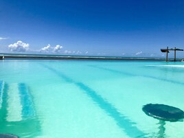 Piscina externa, espreguiçadeiras