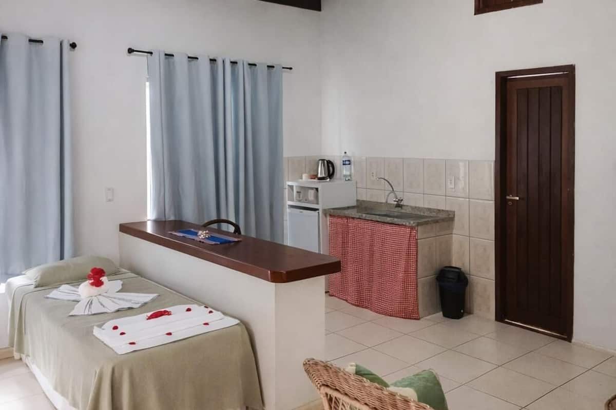 Minibar, safe på rommet og sengetøy