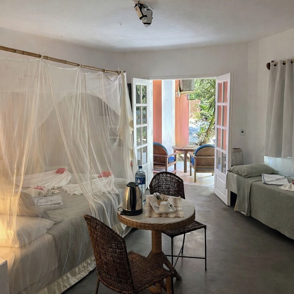 Habitación familiar (QDP) | Minibar, caja de seguridad en la habitación y ropa de cama 