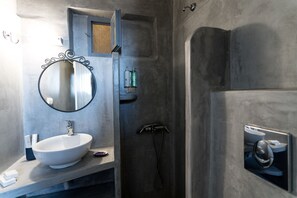 Superior Studio with View and outdoor Hot Tub | Bathroom