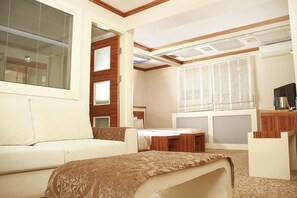 Habitación ejecutiva con 1 cama matrimonial o 2 individuales | Ropa de cama de alta calidad, camas con pillow-top y minibar 