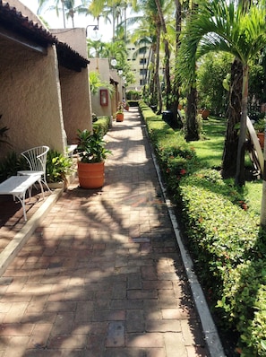 Terrace/patio - Sands Acapulco Hotel & Bungalows (Acapulco)