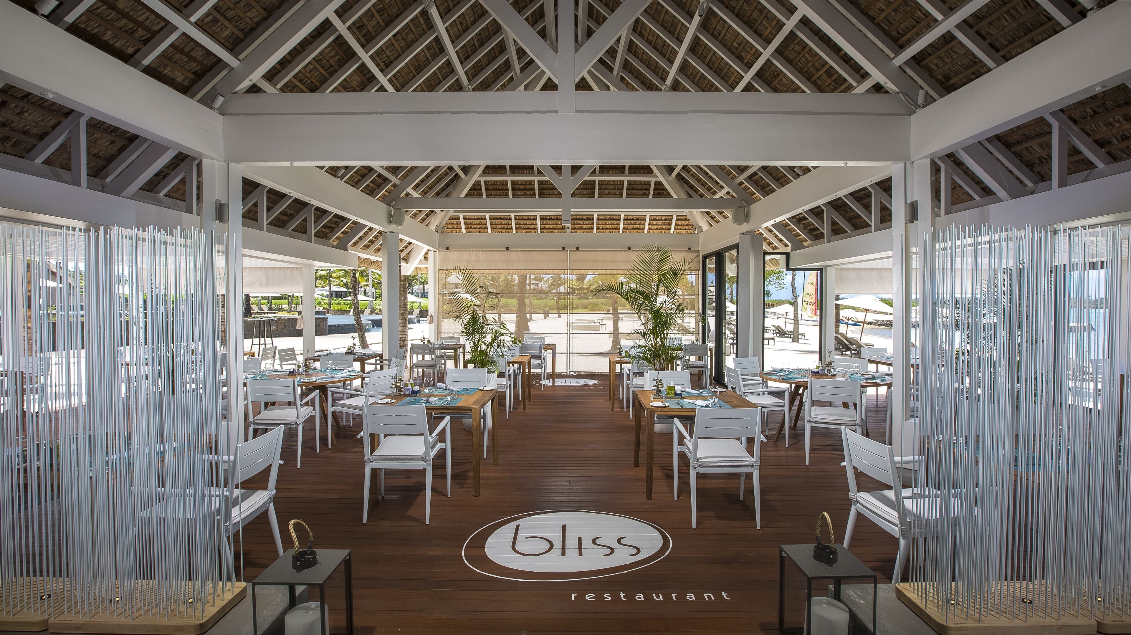 2 restaurantes; se sirven desayunos, almuerzos y cocina mediterránea 