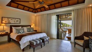 Minibar, caja de seguridad en la habitación y escritorio