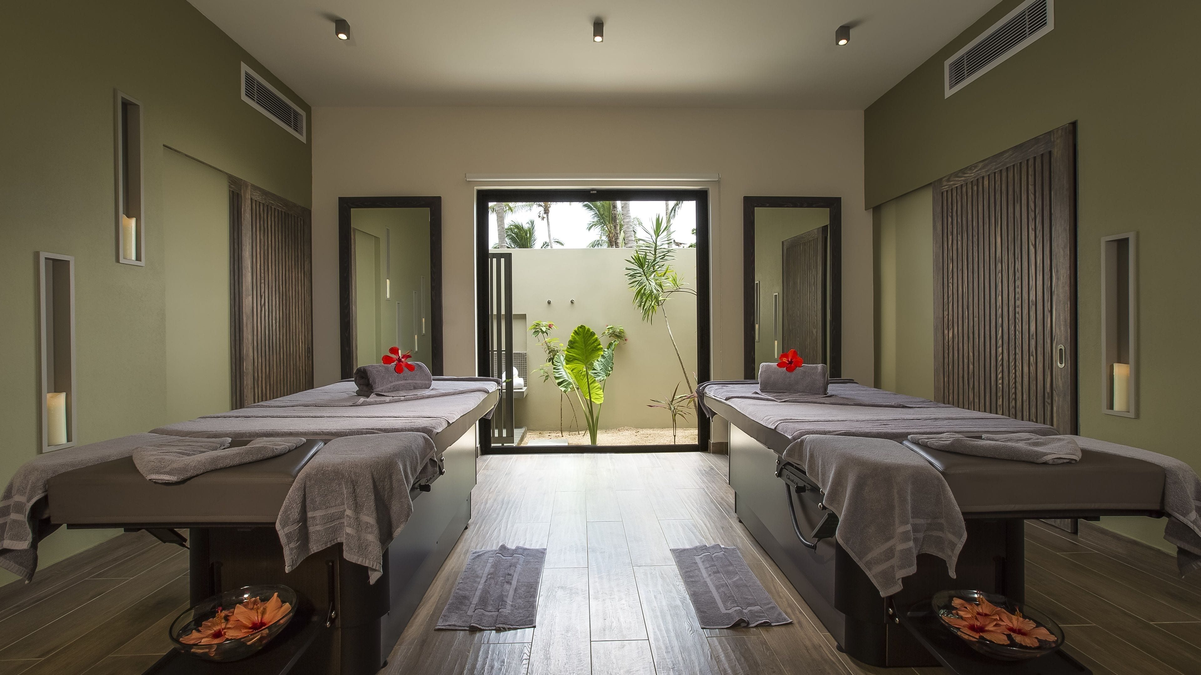 Couples treatment rooms, sauna, steam room, body treatments