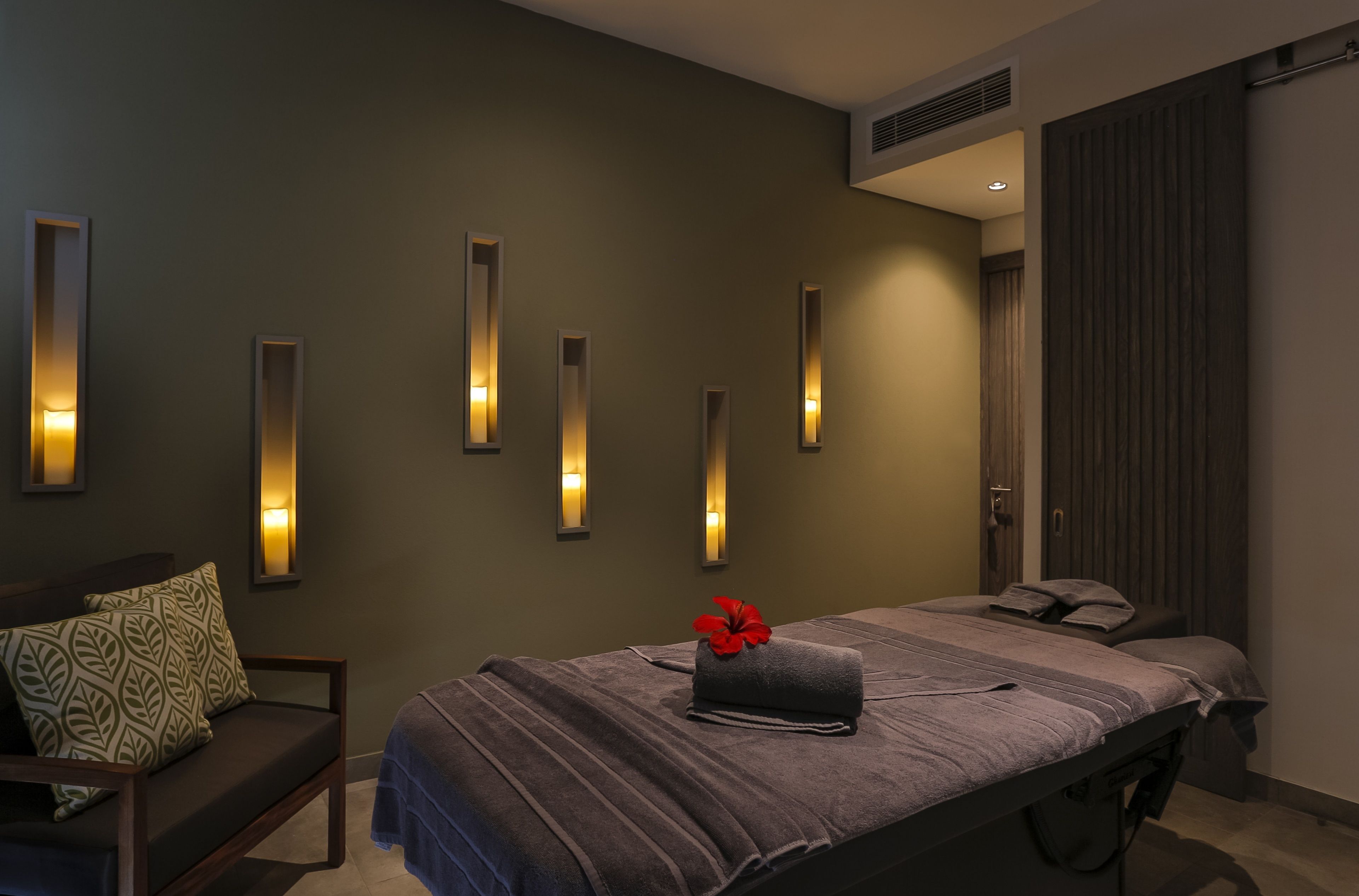 Couples treatment rooms, sauna, steam room, body treatments