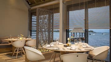 2 restaurants; breakfast, lunch, and dinner served