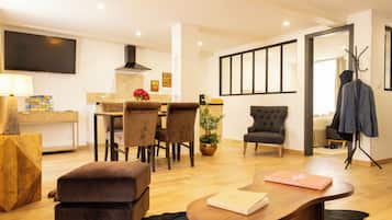 Apartment (Luxe) | Living area | Flat-screen TV