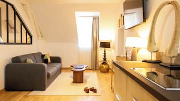Apartment (Luxe) | Living area | Flat-screen TV