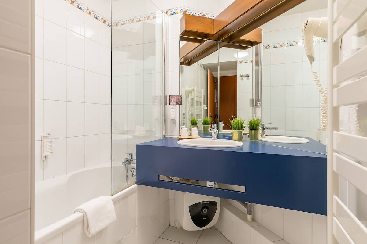 standard double room | bathroom | shower, rainfall showerhead, free toiletries, hair dryer