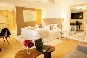 Room (Prestige) | Premium bedding, individually decorated, individually furnished, desk - Le Central Boutique Hôtel (Beaune)