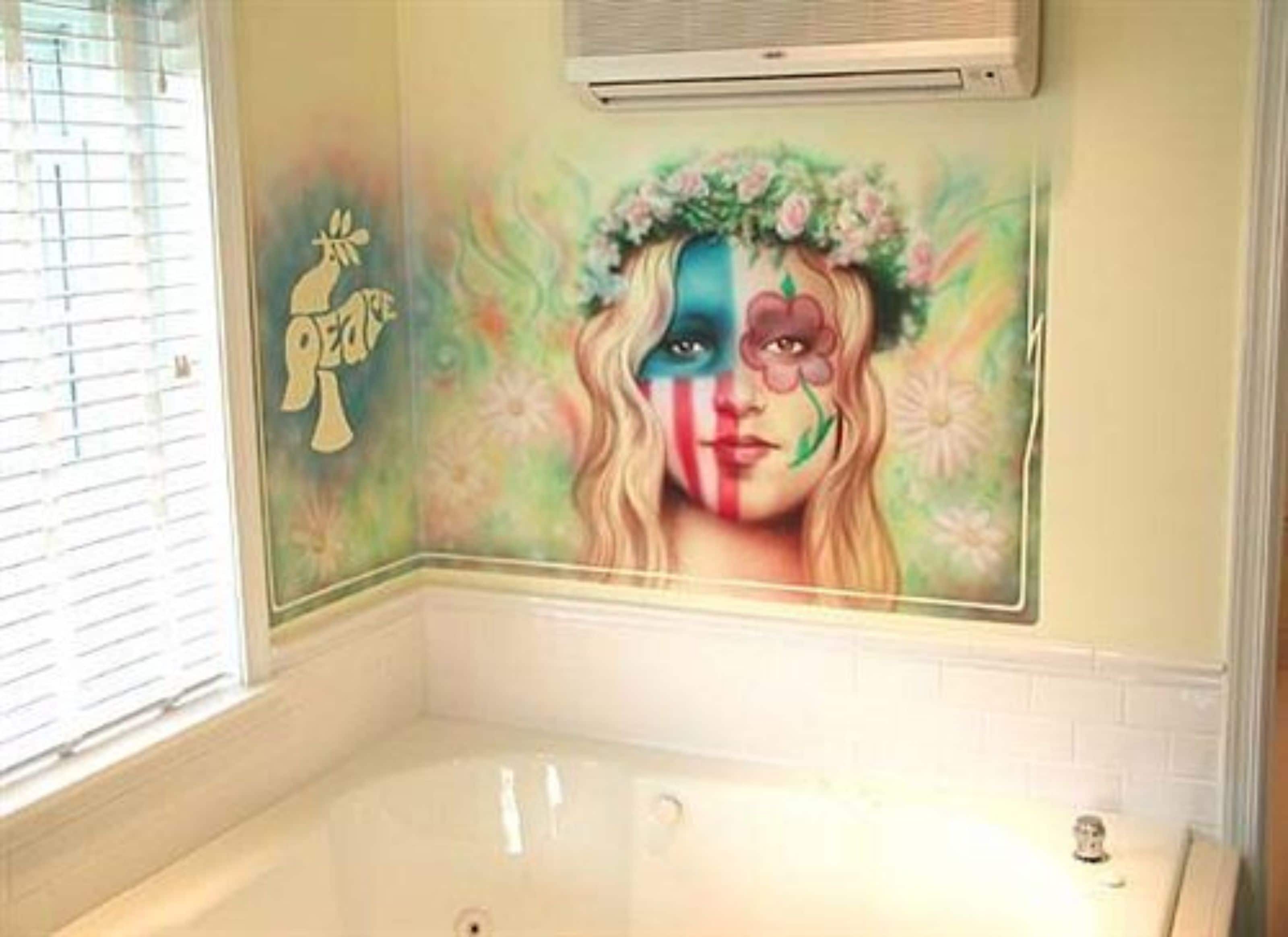 Une salle de bain dotée d’une grande baignoire, d’un climatiseur mural et d’une fresque décorative.