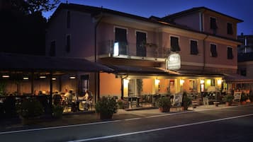 Fassade der Unterkunft – Abend/Nacht