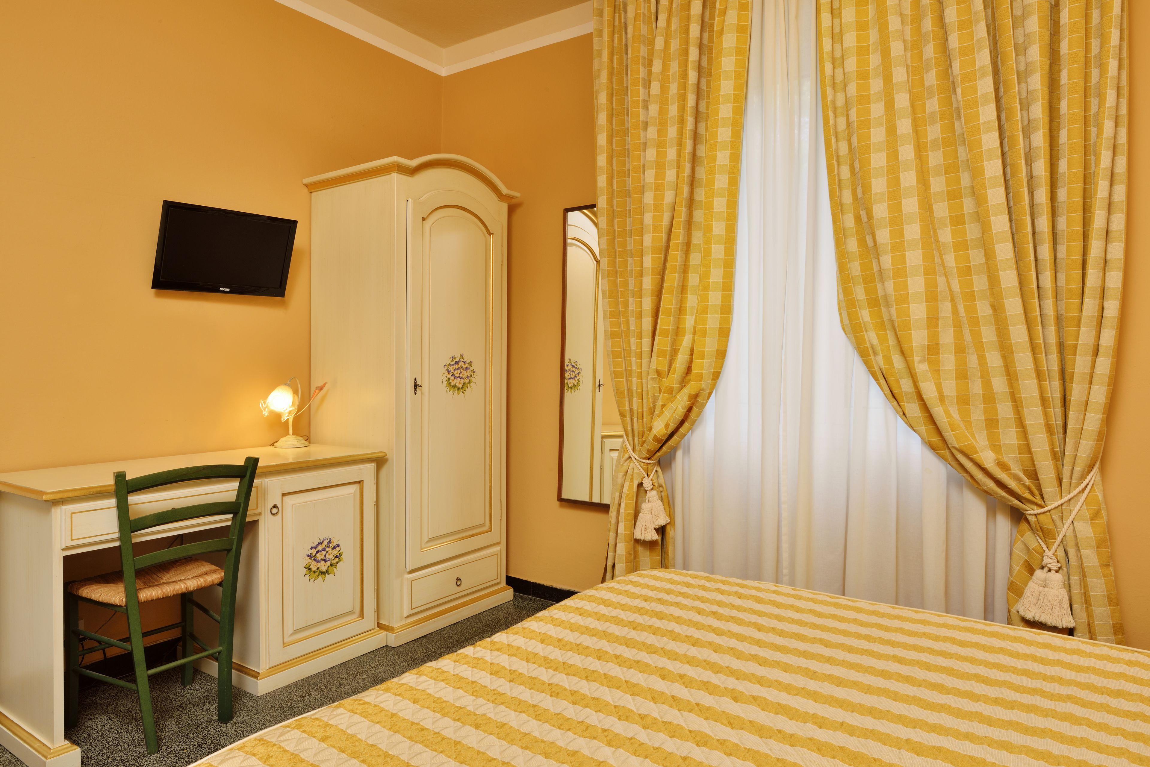 in-room safe, desk, free wifi