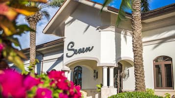 2 restaurantes; se sirven desayunos