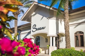 4 restaurants; breakfast and dinner served